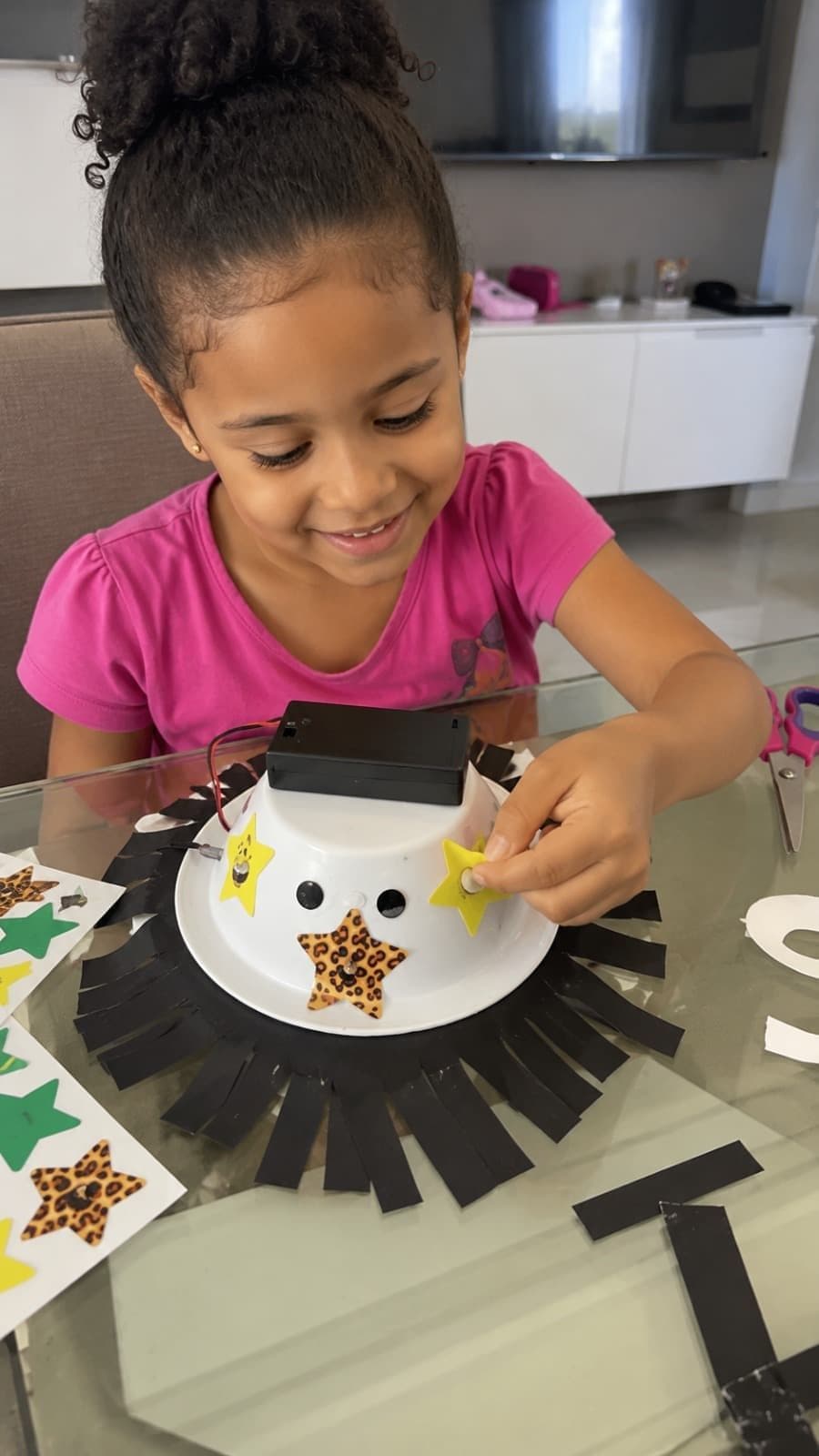 Projeto criativo feito por uma criança com o kit