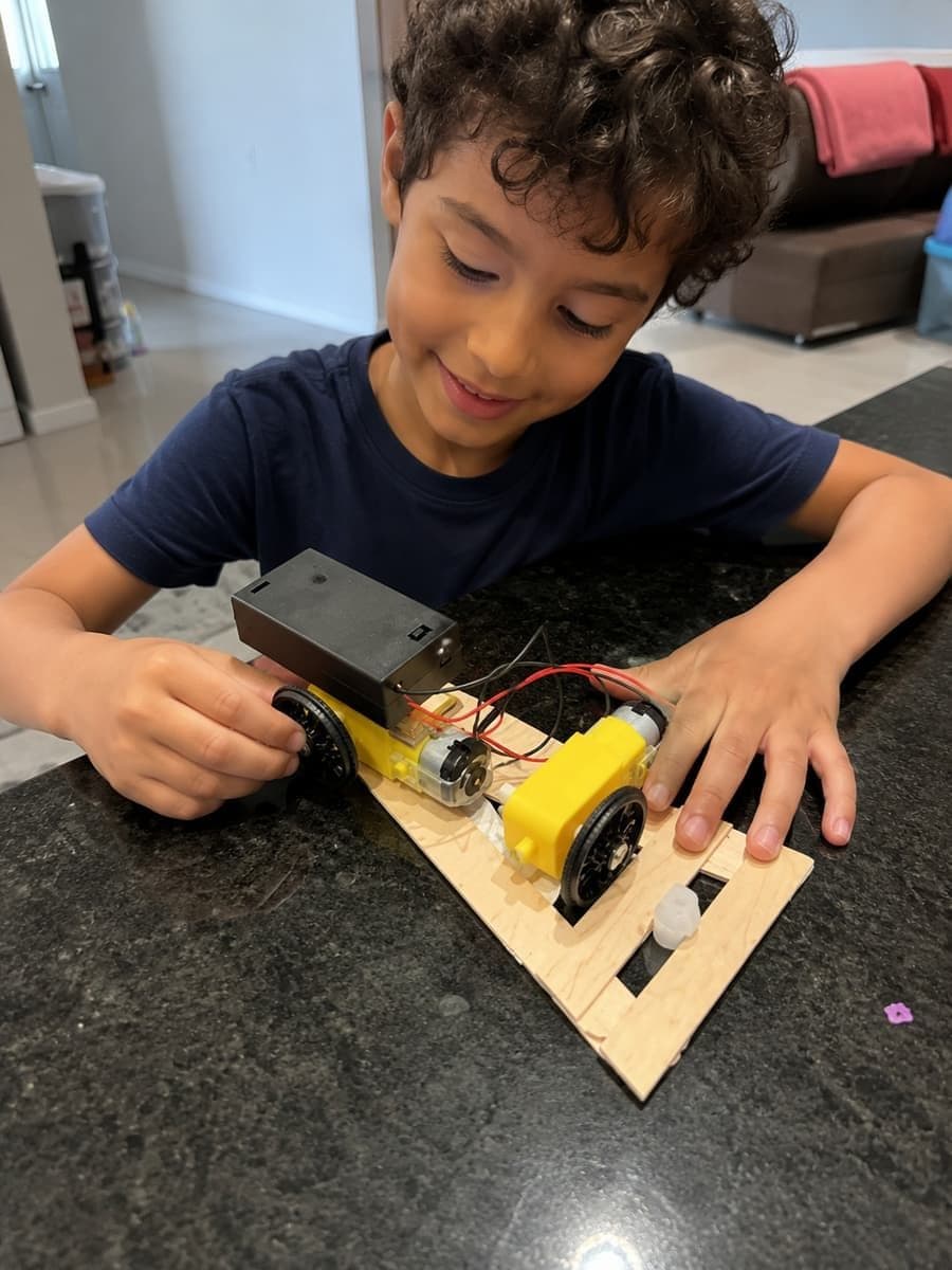 Projeto criativo feito por uma criança com o kit