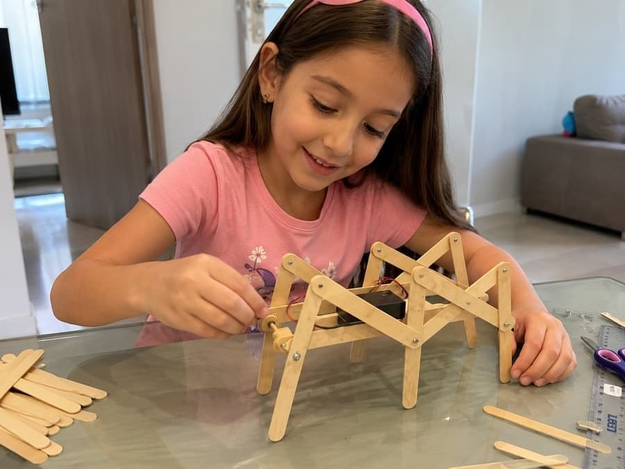 Projeto criativo feito por uma criança com o kit